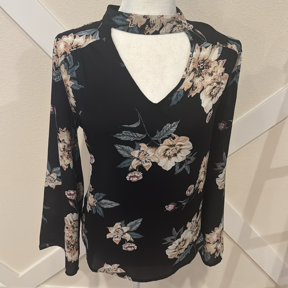 Keyhole neck top